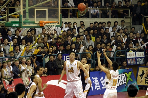 美媒调侃发问，库里为什么会那样落地？ 😭